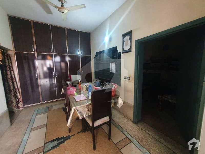 یتیم خانہ چوک ملتان روڈ لاہور میں 6 کمروں کا 5 مرلہ مکان 1.1 کروڑ میں برائے فروخت۔