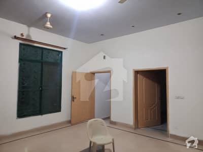 قیوم بلاک مصطفیٰ ٹاؤن لاہور میں 3 کمروں کا 10 مرلہ بالائی پورشن 40 ہزار میں کرایہ پر دستیاب ہے۔
