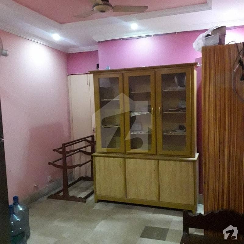 گارڈن ٹاؤن لاہور میں 4 کمروں کا 13 مرلہ مکان 4 کروڑ میں برائے فروخت۔