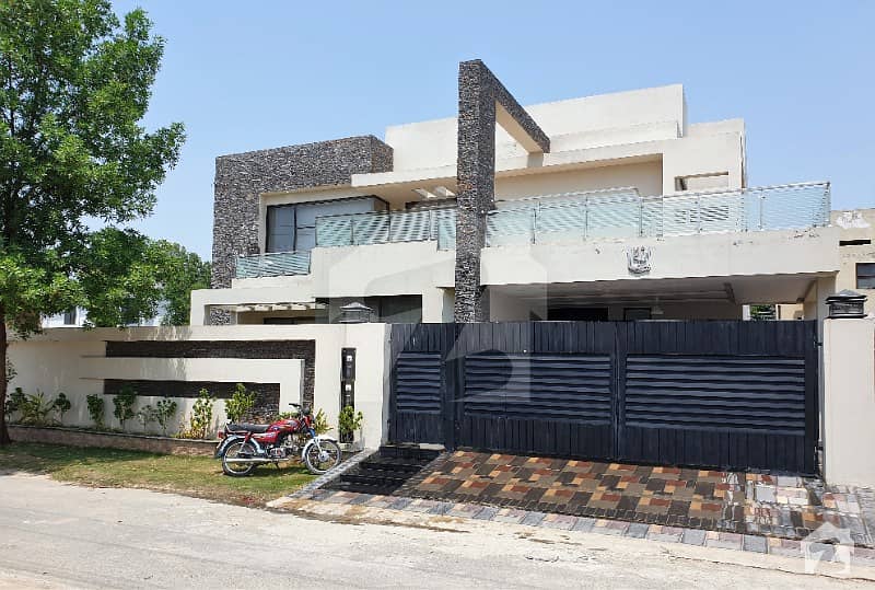 1 Kanal Beautiful Brand New House With Full Basement In Model Town Lahore
