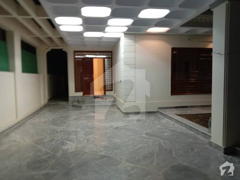 کلفٹن کراچی میں 8 کمروں کا 1 کنال مکان 4.5 لاکھ میں کرایہ پر دستیاب ہے۔