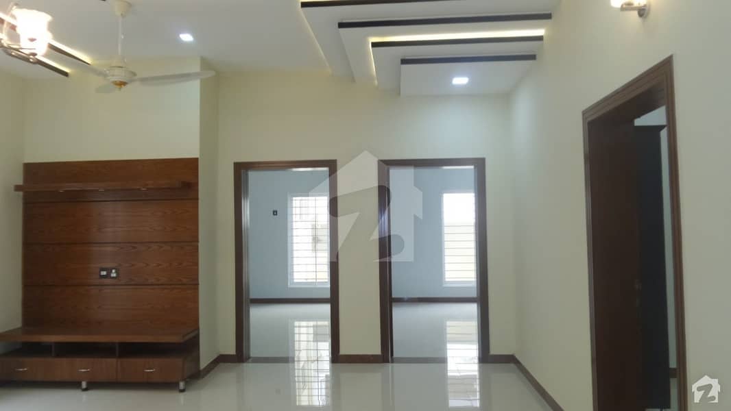 Centrally Located Lower Portion In Khayaban-e-Tanveer Is Available For Rent
