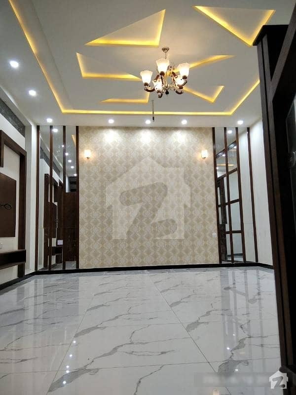کینال روڈ فیصل آباد میں 7 کمروں کا 1 کنال مکان 5.1 کروڑ میں برائے فروخت۔