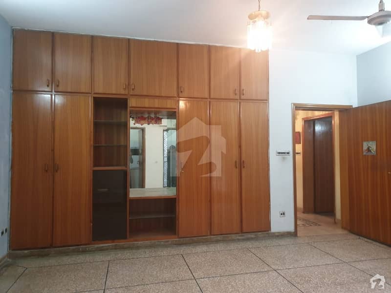 گارڈن ٹاؤن - ابو بھکر بلاک گارڈن ٹاؤن لاہور میں 6 کمروں کا 1 کنال مکان 8.5 کروڑ میں برائے فروخت۔