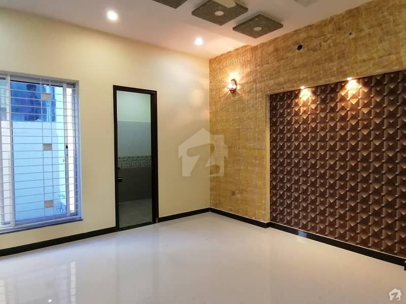 Spacious Upper Portion Is Available For Rent In Ideal Location Of Canal Garden