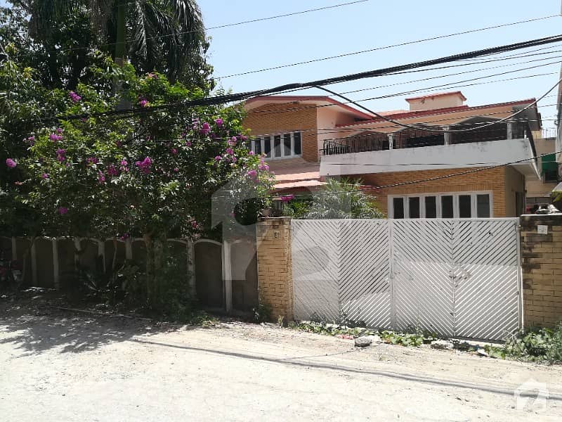 1 Kanal Corner Very Prime Location And Secure House For Sale