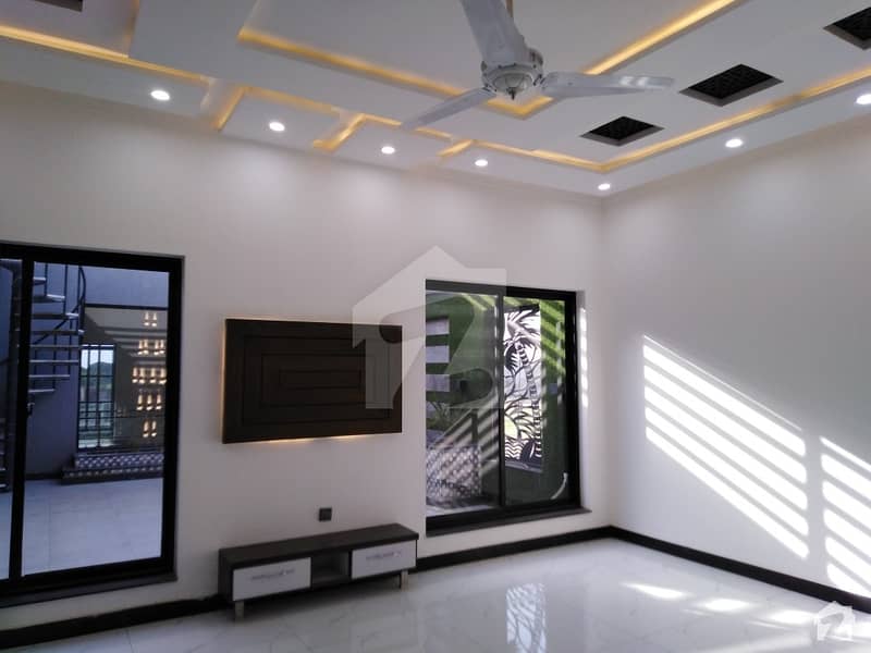 ایڈن آچرڈ فیصل آباد میں 6 کمروں کا 1 کنال مکان 6 کروڑ میں برائے فروخت۔