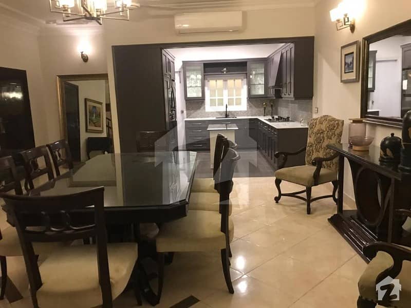 باتھ آئی لینڈ کراچی میں 4 کمروں کا 11 مرلہ مکان 7 کروڑ میں برائے فروخت۔
