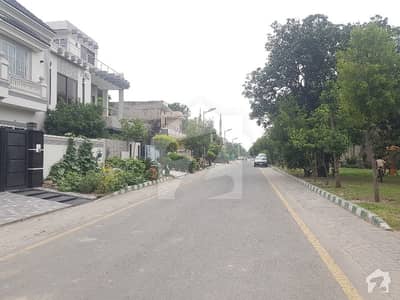 سکھ چین گارڈنز لاہور میں 4 کمروں کا 10 مرلہ مکان 1.95 کروڑ میں برائے فروخت۔ سکھ چین گارڈنز لاہور میں 4 کمروں کا 10 مرلہ مکان 1.95 کروڑ میں برائے فروخت۔