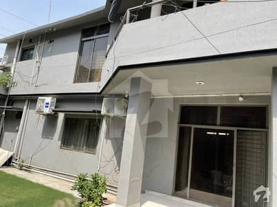 فاروق ایونیو لاہور میں 4 کمروں کا 1 کنال مکان 3.95 کروڑ میں برائے فروخت۔