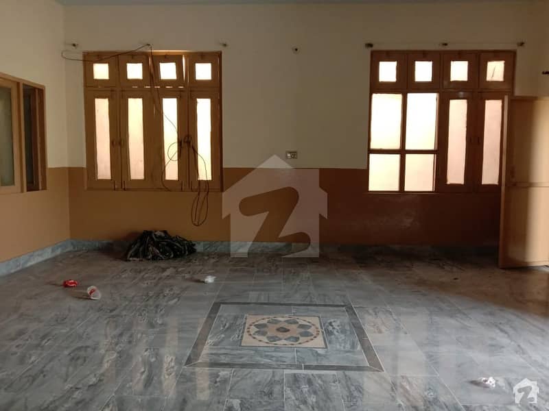 آفیسرز کالونی 2 فیصل آباد میں 4 کمروں کا 12 مرلہ مکان 40 ہزار میں کرایہ پر دستیاب ہے۔