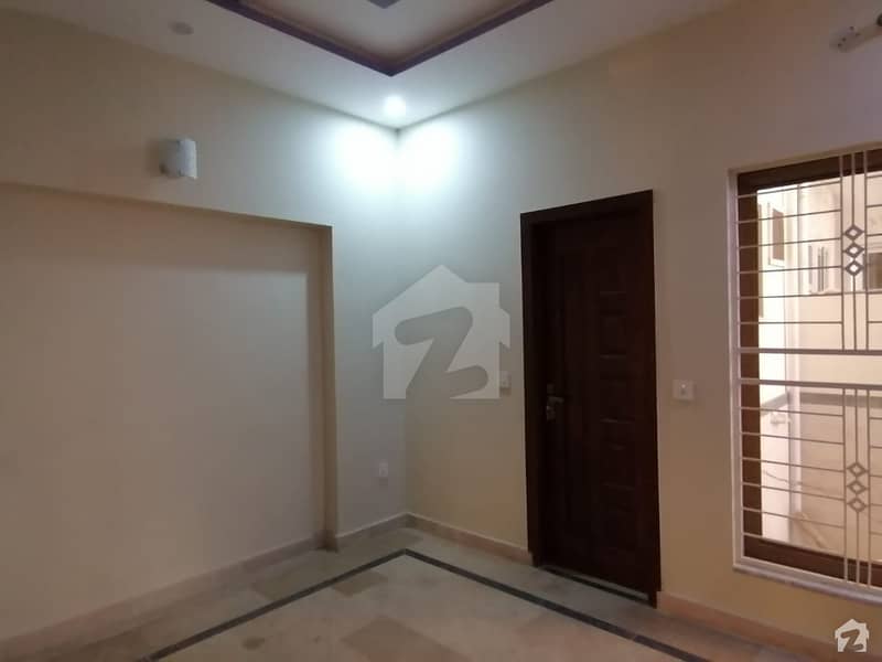 کینال ویو بلاک سی کینال ویو لاہور میں 6 کمروں کا 1 کنال مکان 3 کروڑ میں برائے فروخت۔
