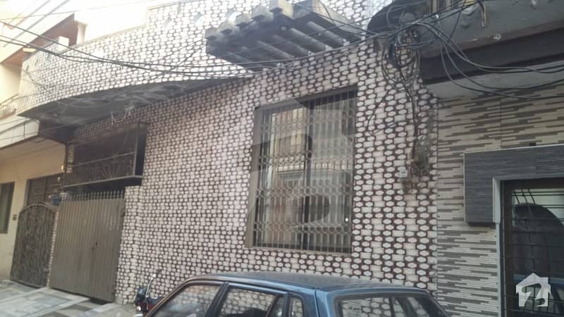 اعوان ٹاؤن لاہور میں 4 کمروں کا 11 مرلہ مکان 1.6 کروڑ میں برائے فروخت۔