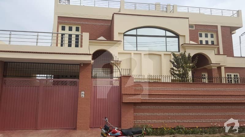 رضا ٹاؤن فیصل آباد میں 5 کمروں کا 10 مرلہ مکان 1.65 کروڑ میں برائے فروخت۔