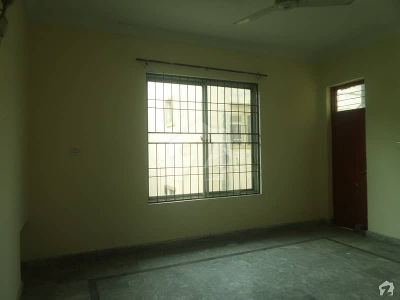 ڈی ایچ اے ڈیفینس فیز 4 ڈی ایچ اے ڈیفینس اسلام آباد میں 3 کمروں کا 8 مرلہ مکان 1.3 کروڑ میں برائے فروخت۔