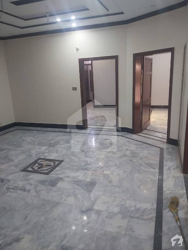 محافظ ٹاؤن لاہور میں 3 کمروں کا 10 مرلہ زیریں پورشن 36 ہزار میں کرایہ پر دستیاب ہے۔