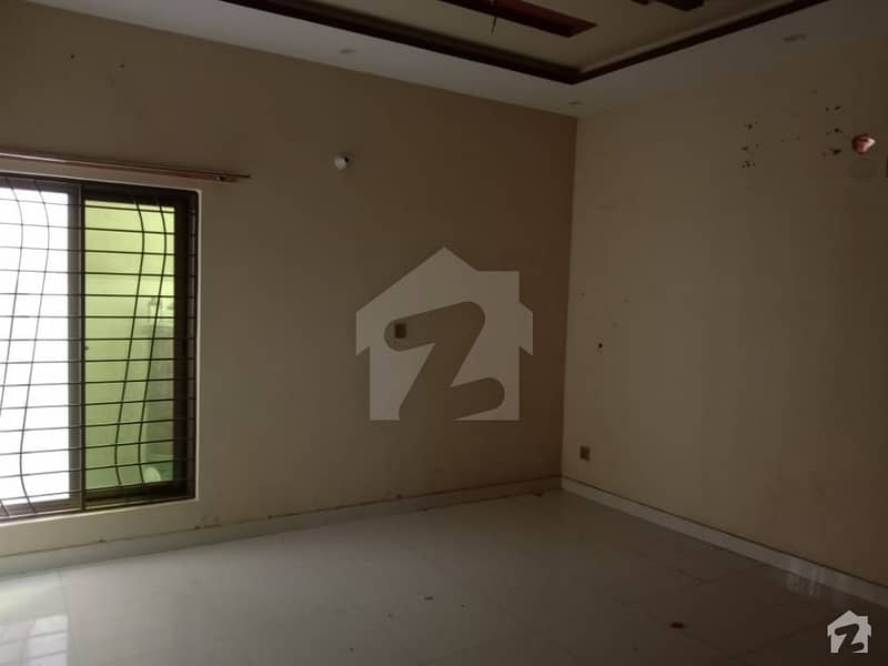 اقبال ایوینیو فیز 2 اقبال ایوینیو لاہور میں 5 کمروں کا 10 مرلہ مکان 1.9 کروڑ میں برائے فروخت۔