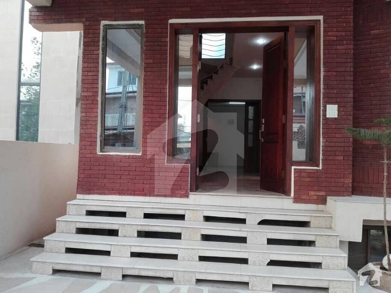 افشاں کالونی راولپنڈی میں 5 کمروں کا 1.05 کنال مکان 4.5 کروڑ میں برائے فروخت۔
