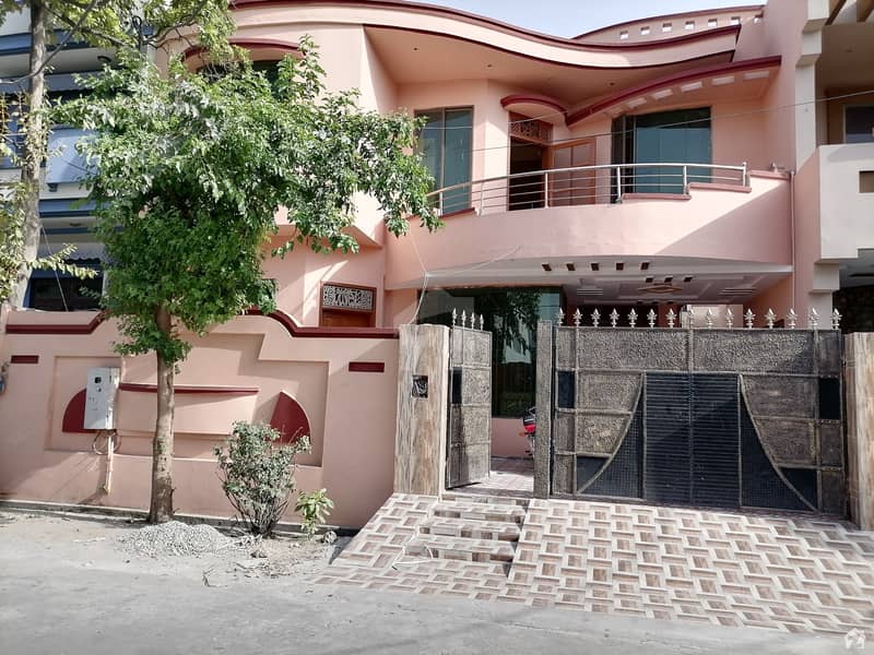 Ideally Located House Of 10 Marla Is Available For Sale In Gujranwala