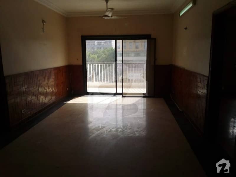 کلفٹن ۔ بلاک 8 کلفٹن کراچی میں 3 کمروں کا 8 مرلہ فلیٹ 90 ہزار میں کرایہ پر دستیاب ہے۔