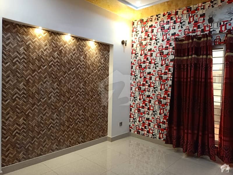 ماڈل ٹاؤن لاہور میں 5 کمروں کا 1 کنال مکان 1.65 لاکھ میں کرایہ پر دستیاب ہے۔