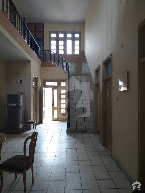 رچنا ٹاؤن فیصل آباد میں 6 کمروں کا 12 مرلہ مکان 1.8 کروڑ میں برائے فروخت۔