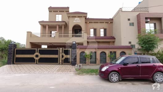 1 Kanal House Is Available For Sale In Nasheman-e-Iqbal 1 Kanal House Is Available For Sale In Nasheman-e-Iqbal