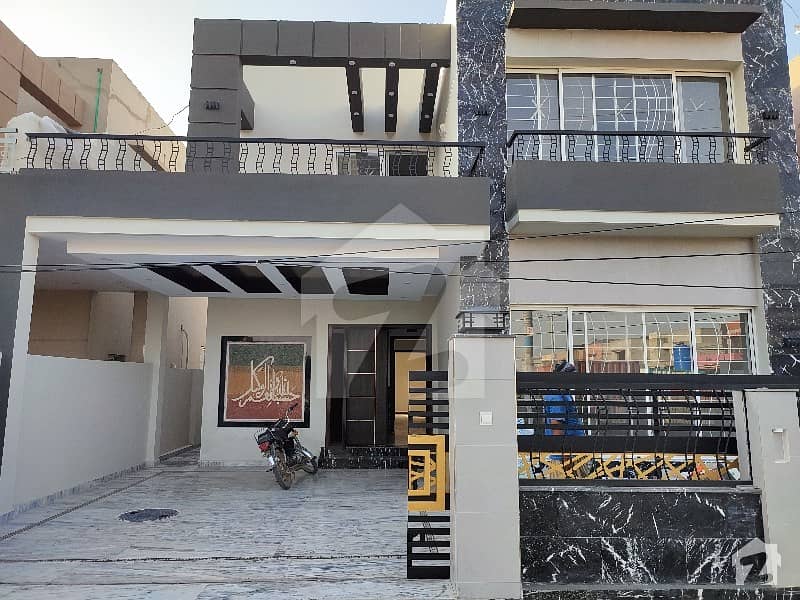 ڈیوائن گارڈنز ۔ بلاک سی ڈیوائن گارڈنز لاہور میں 3 کمروں کا 8 مرلہ مکان 1.68 کروڑ میں برائے فروخت۔