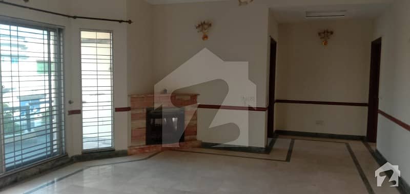 1-Kanal Luxury beautiful Bungalow For Rent in Dha phase 4