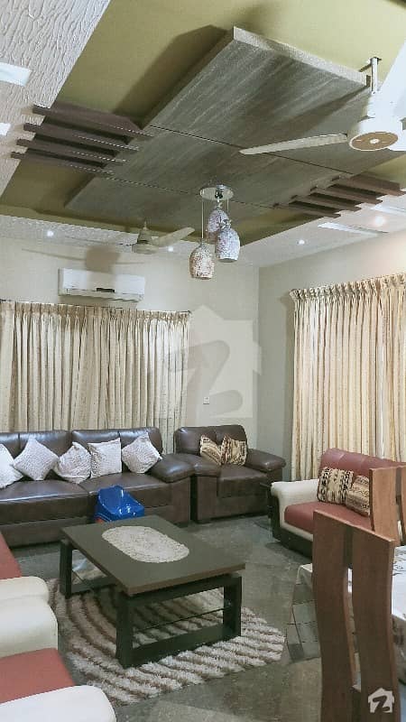 خیابانِ گارڈنز فیصل آباد میں 8 کمروں کا 1 کنال مکان 3.75 کروڑ میں برائے فروخت۔