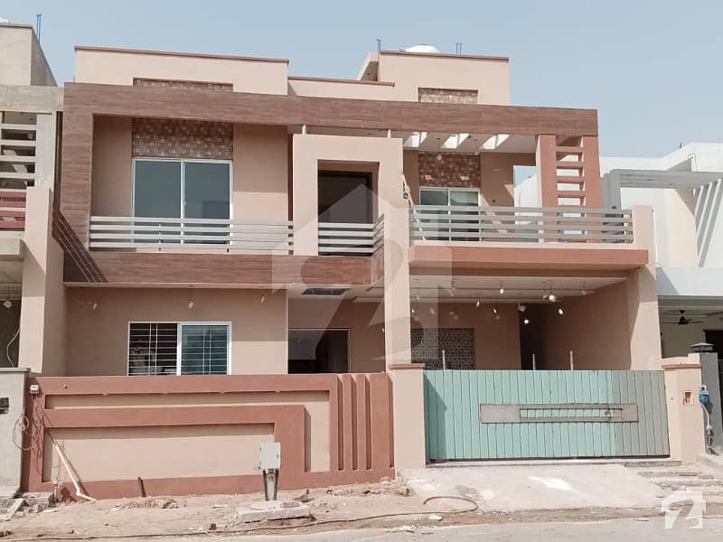 سرگودھا روڈ فیصل آباد میں 6 کمروں کا 11 مرلہ مکان 3.25 کروڑ میں برائے فروخت۔