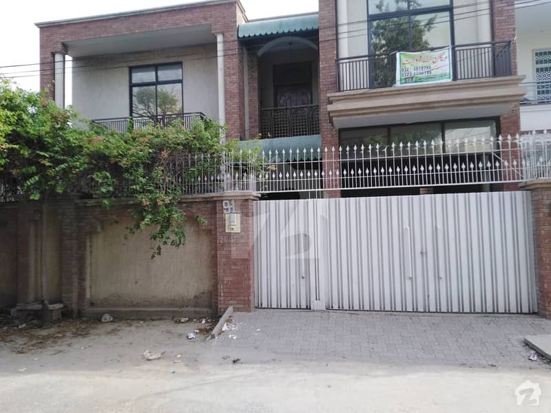 10 Marla House Available In Khayaban-e-Sadiq For Sale