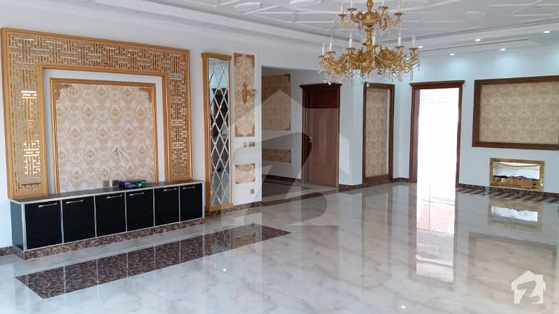 ویلینشیاء - کمرشل زون بی ویلینشیاء ہاؤسنگ سوسائٹی لاہور میں 6 کمروں کا 2 کنال مکان 9.5 کروڑ میں برائے فروخت۔