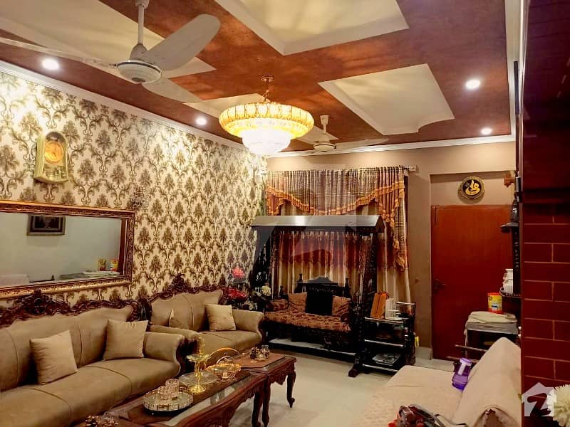 علامہ اقبال ٹاؤن لاہور میں 6 کمروں کا 10 مرلہ مکان 3.6 کروڑ میں برائے فروخت۔