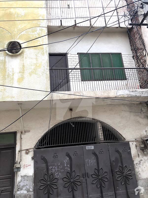 راجا کالونی فیصل آباد میں 6 کمروں کا 6 مرلہ مکان 1.1 کروڑ میں برائے فروخت۔