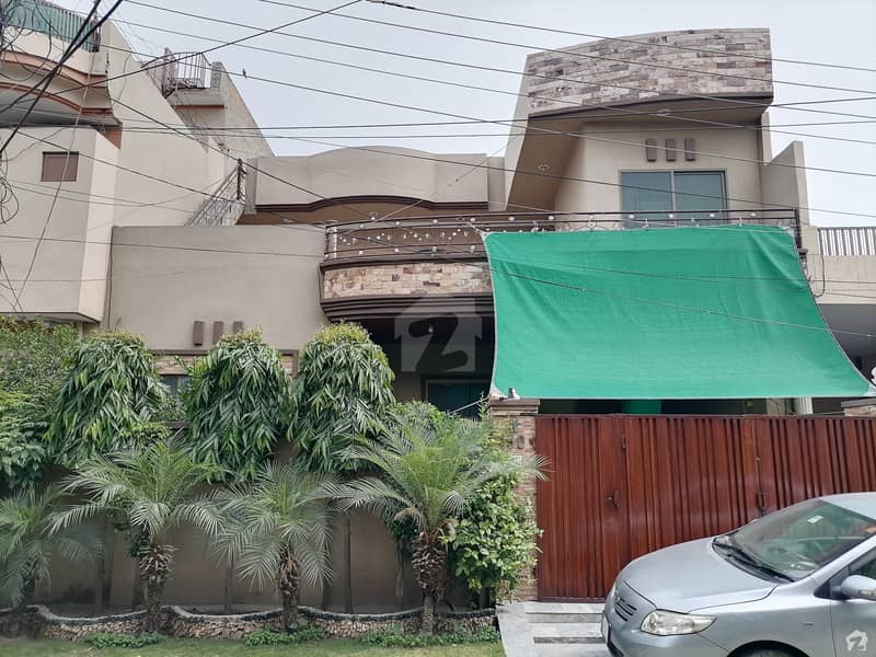 In Marghzar Officers Colony House For Sale Sized 10 Marla