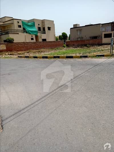 20 Marla corner plot 60f Road Near park Masjid Market for sale in state life society Lahore