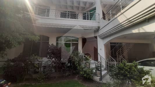 کینال ویو بلاک بی کینال ویو لاہور میں 5 کمروں کا 1 کنال مکان 4 کروڑ میں برائے فروخت۔
