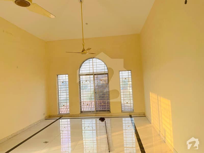 Upper Portion of 1.5 Kanal House Aavailable For Rent In