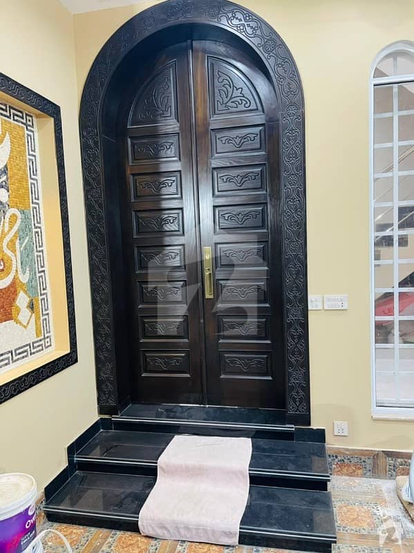 واپڈا ٹاؤن لاہور میں 7 کمروں کا 10 مرلہ مکان 3.5 کروڑ میں برائے فروخت۔