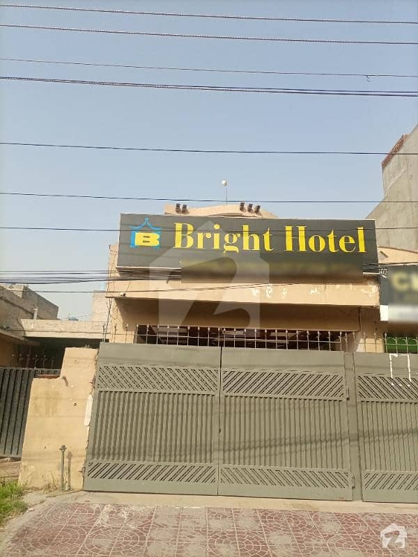 جوہر ٹاؤن فیز 1 جوہر ٹاؤن لاہور میں 11 کمروں کا 1 کنال عمارت 6 لاکھ میں کرایہ پر دستیاب ہے۔