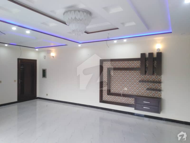 گارڈن ٹاؤن - شیر شاہ بلاک گارڈن ٹاؤن لاہور میں 5 کمروں کا 10 مرلہ مکان 3 کروڑ میں برائے فروخت۔