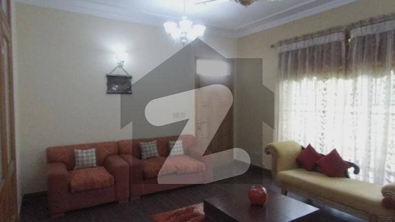 نادِر آباد کینٹ لاہور میں 6 کمروں کا 1.1 کنال مکان 3.3 کروڑ میں برائے فروخت۔