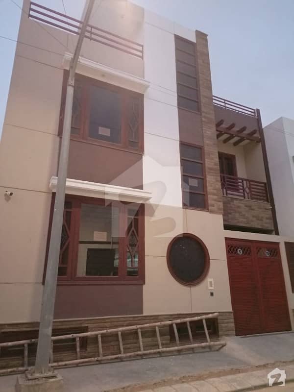 ڈی ایچ اے فیز 8 ڈی ایچ اے کراچی میں 4 کمروں کا 4 مرلہ مکان 4.25 کروڑ میں برائے فروخت۔