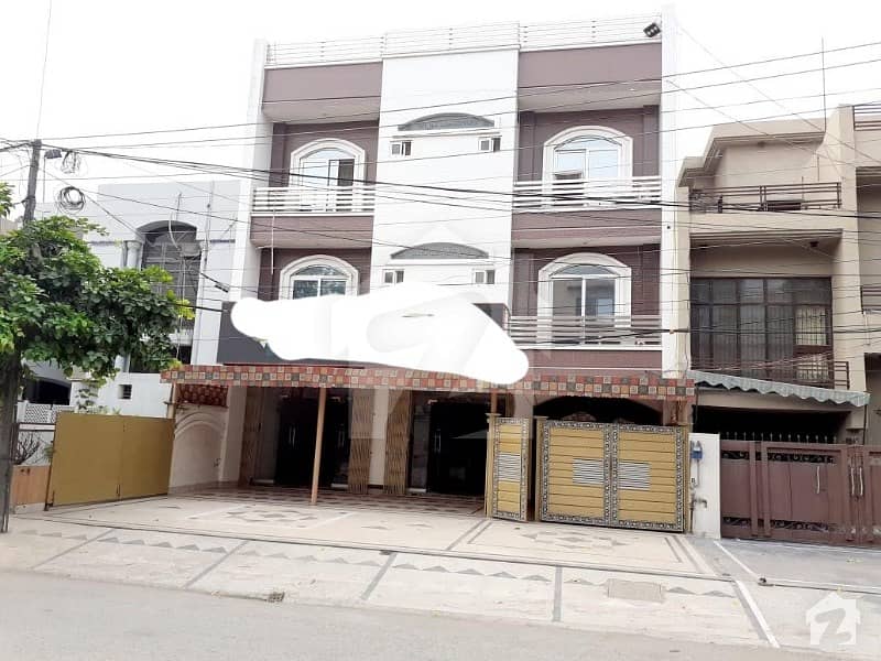 علامہ اقبال ٹاؤن لاہور میں 8 کمروں کا 10 مرلہ مکان 6.5 کروڑ میں برائے فروخت۔