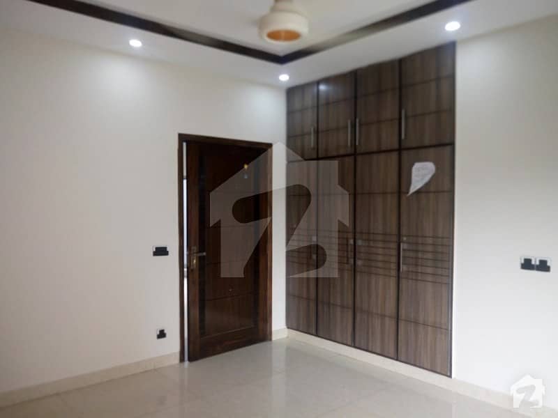 10 Marla House In Paragon City For Rent