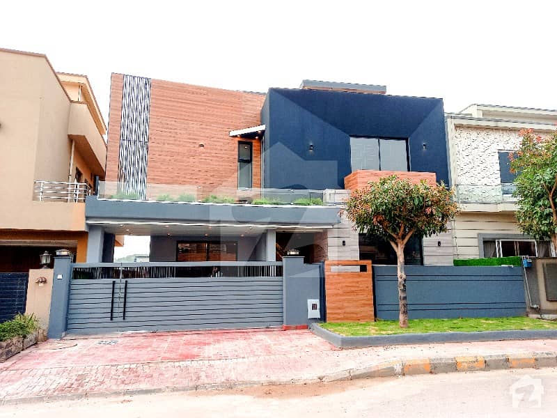 12 Marla Auspicious Designer House up For Sale