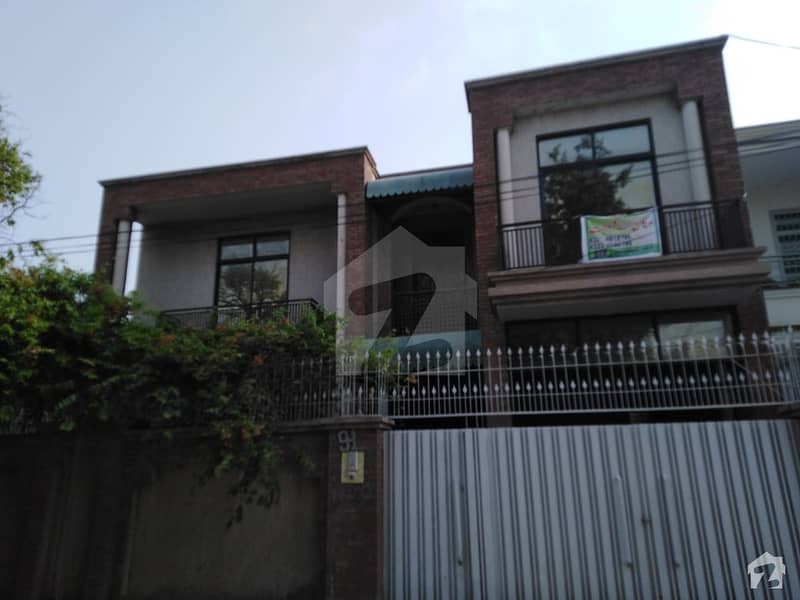 10 Marla House Available In Khayaban-e-Sadiq For Sale