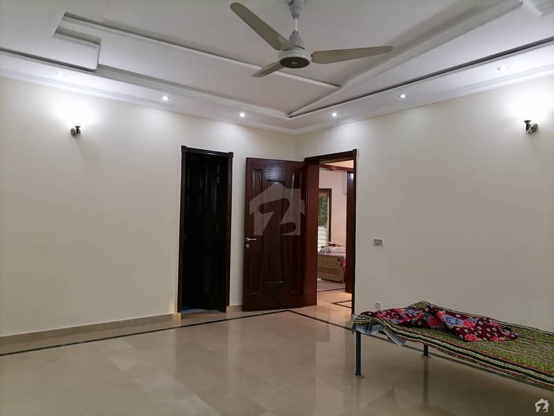 کیولری گراؤنڈ لاہور میں 6 کمروں کا 1.1 کنال مکان 4 کروڑ میں برائے فروخت۔