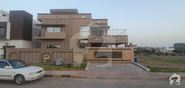 Upper Portion Of 4500 Square Feet Is Available In Contemporary Neighborhood Of Gulberg